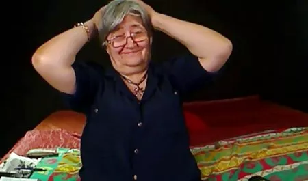 Deepthroat માસ્ટર દાદી ભારતીય ગાંડ